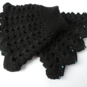 Une paire de manchettes noires en laine crochetée.