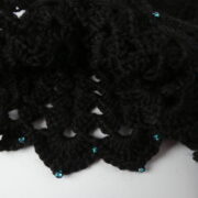Détail du point ajouré et des perles bleues des manchettes noires