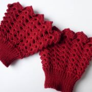 Une paire de manchettes Pamalussi rouges.