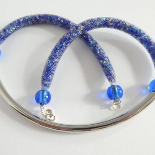 Collier bleu en résille tubulaire et tube courbé en métal argenté.