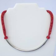 Collier rouge en résille tubulaire Rudy sur le présentoir.