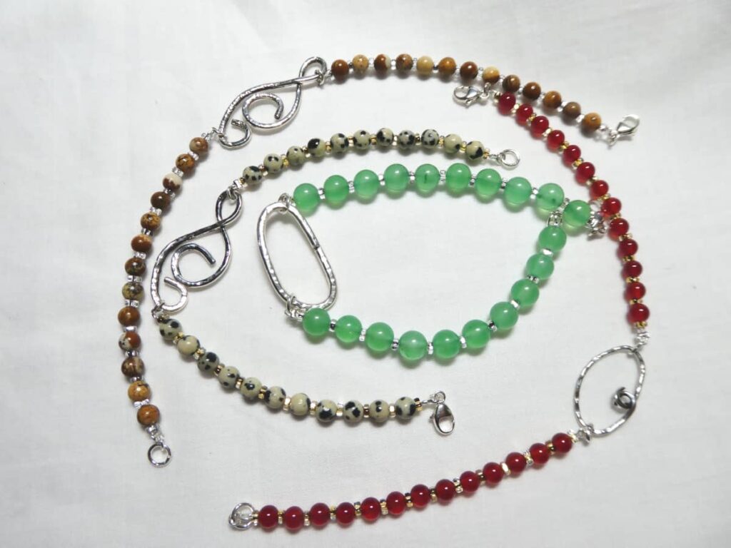 Les bracelets en aventurine, cornaline et jaspe avec des fils d'argents martelés et polis